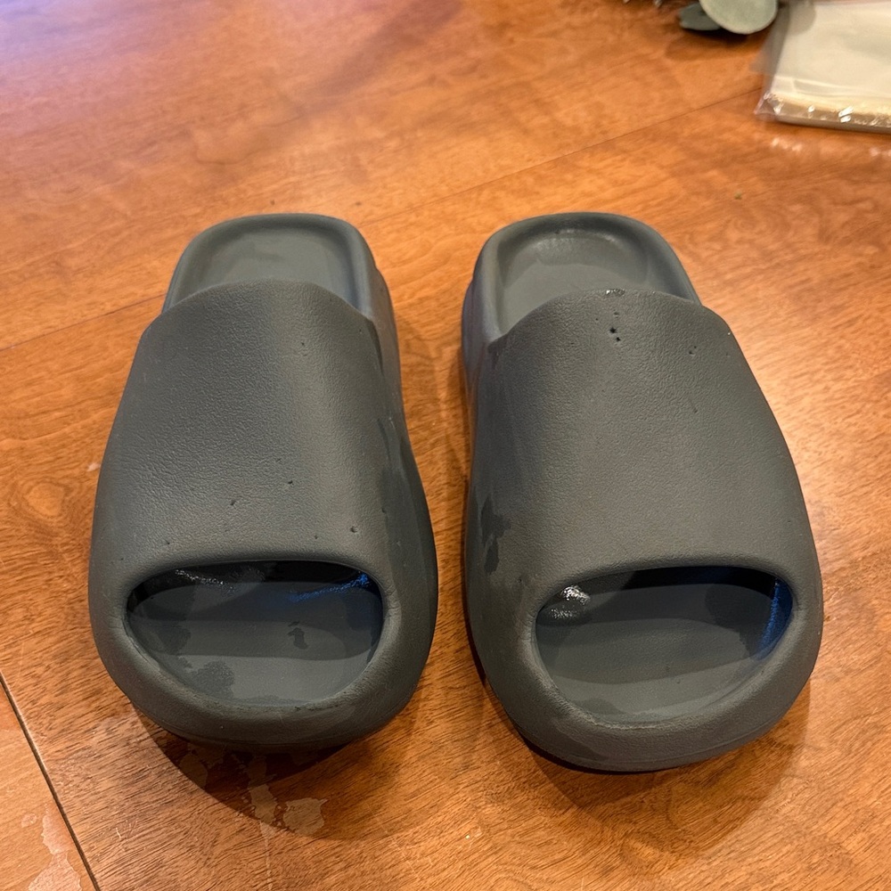 Yeezy grey slides size US11